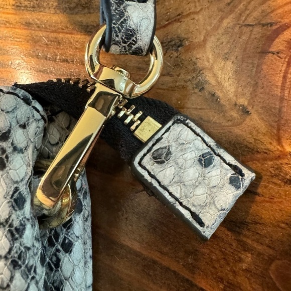 GILI leather snake print crossbody bag or clutch. Gray/white gold trim zip top - Picture 5 of 12